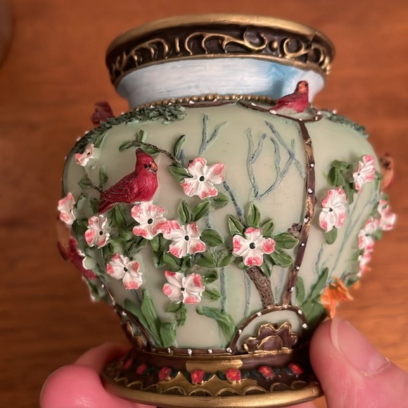 Resin Trinket Box with Red Birds or Cardinals - Picture 6 of 7